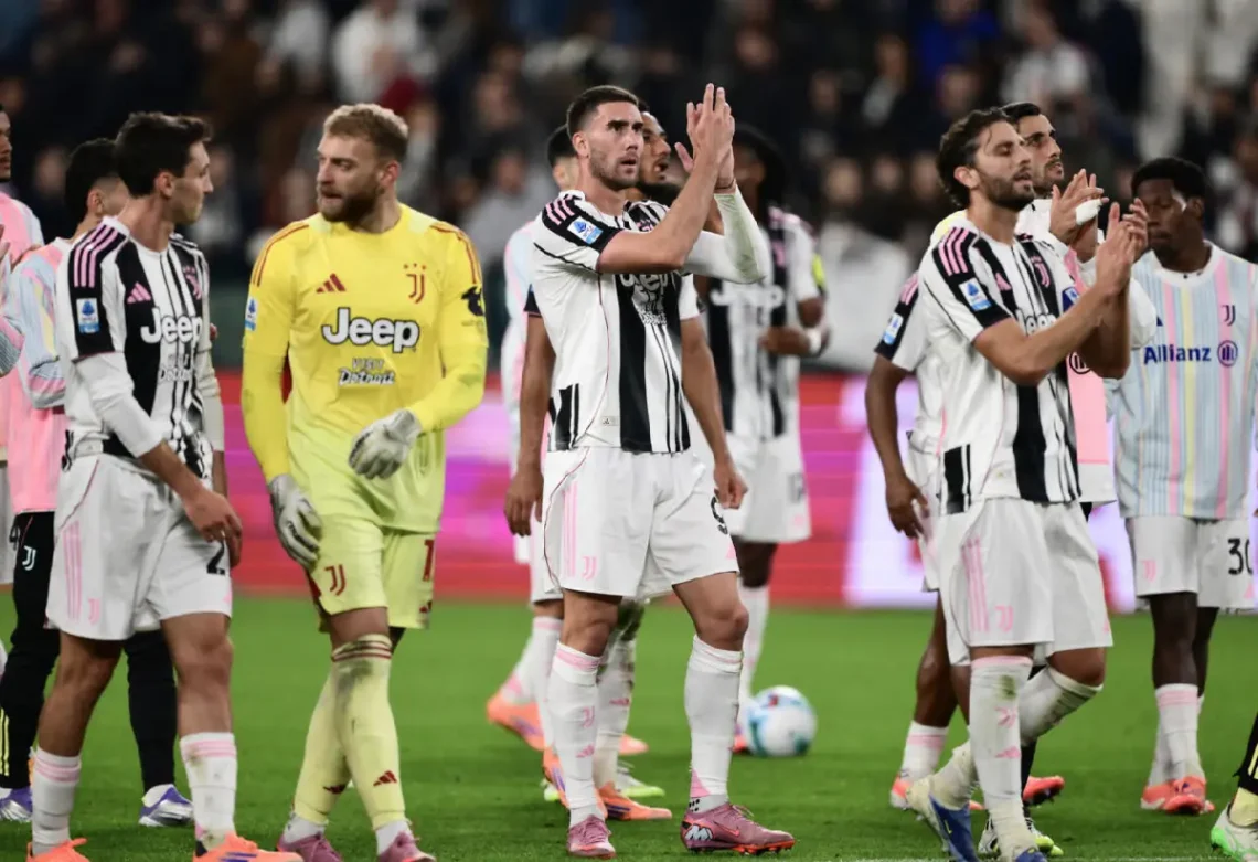 Los jugadores de la Juventus saludan a la afición al final de un partido de la Serie A del fútbol italiano. (FOTO: AFP)