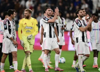 Los jugadores de la Juventus saludan a la afición al final de un partido de la Serie A del fútbol italiano. (FOTO: AFP)