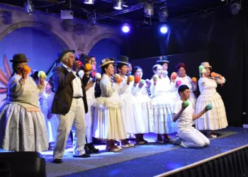 El elenco de Teatro Kory Warmis durante una presentación