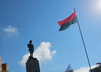 La bandera de La Paz en la plaza Alonso de Mendoza. Foto: GAMLP.