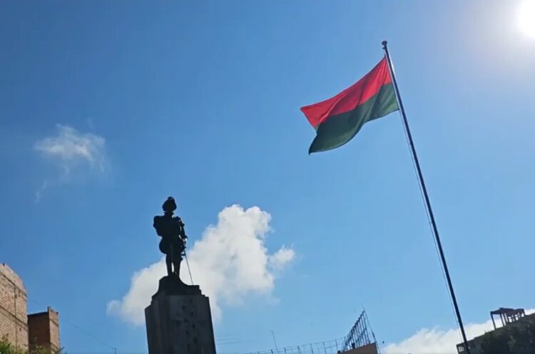 La bandera de La Paz en la plaza Alonso de Mendoza. Foto: GAMLP.