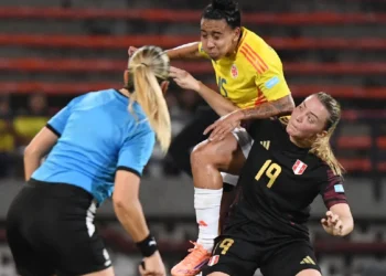 Bonilla (Colombia) y Thorisson (Perú) luchan por el balón durante la primera fecha de la Liga de Naciones Femenina. (FOTO: CONMEBOL.com)