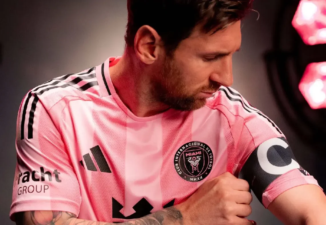 Lionel Messi posa con el cintillo de capitán de Inter Miami (FOTO: Inter Miami CF)