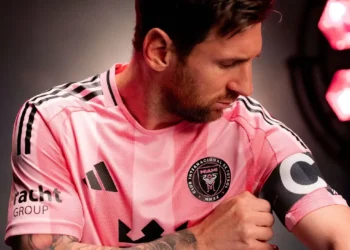 Lionel Messi posa con el cintillo de capitán de Inter Miami (FOTO: Inter Miami CF)