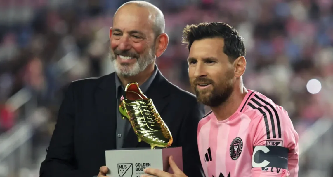 Lionel Messi posa con el trofeo de la Bota de Oro de la MLS junto al comisionado de la liga norteamericana. (FOTO: AFP)