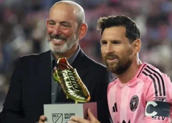Lionel Messi posa con el trofeo de la Bota de Oro de la MLS junto al comisionado de la liga norteamericana. (FOTO: AFP)