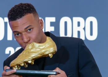 Kylian Mbappé besando su bota de oro. (FOTO: Real Madrid C.F.)