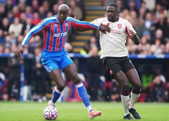 Jean-Philippe Mateta, del Crystal Palace e Ibrahima Konate, disputan el balón durante el partido de la Premier League. (FOTO: AFP)
