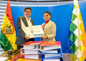El ministro Montenegro con Carla Faval, encargada de la comisión de transición. Foto: Ministerio de Economía.