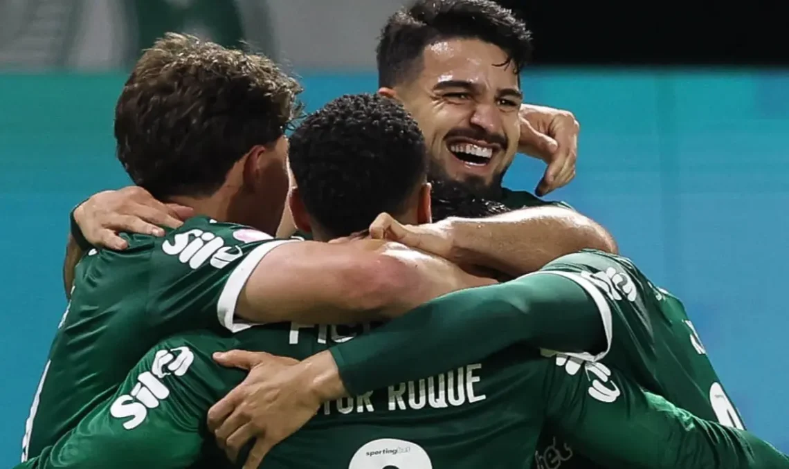 Jugadores de Palmeiras festejan el gol de 'Flaco' López. (FOTO: SE Palmeiras)