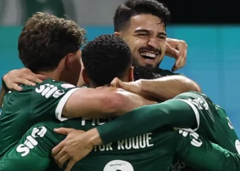 Jugadores de Palmeiras festejan el gol de 'Flaco' López. (FOTO: SE Palmeiras)