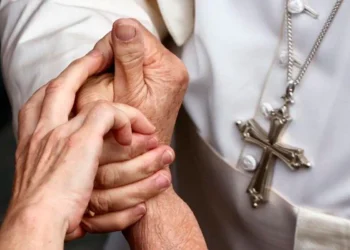 E papa saluda a los feligreces durante la exhortación apostólica. Foto: Vatican News
