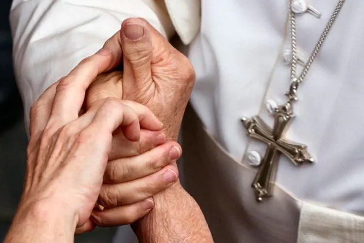 E papa saluda a los feligreces durante la exhortación apostólica. Foto: Vatican News