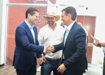 Rodrigo Paz, Jean Pierre Antelo, de Cainco, y Klaus Frerking, de la CAO. Foto: Cainco.