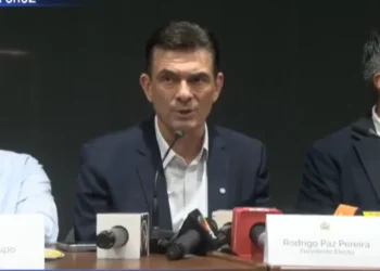 El presidente electo Rodrigo Paz, acompañado de José Luis Lupo y Gabriel Espinoza, de su equipo económico. Foto: DTV.