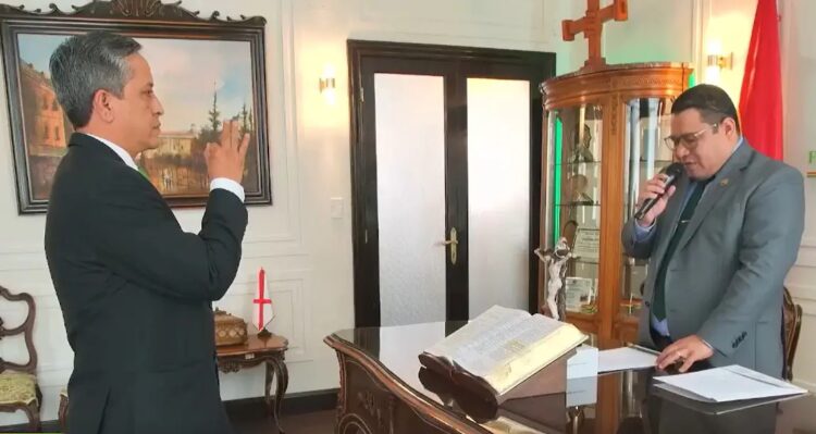 Roger Mariaca posesiona al nuevo fiscal departamental de Tarija. Foto: DTV.