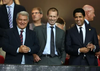 Presidentes del FC Barcelona (Joan Laporta), de la UEFA (Aleksander Ceferin) y del Paris Saint-Germain (Nasser Al-Khelaifi) ríen en el palco del Olímpico. (FOTO: AFP)