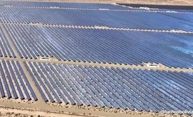 La ampliación de paneles en la planta solar de Uyuni. Foto: Lucho Arce.