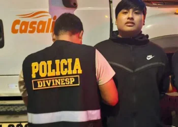 Agentes de policía peruanos en el arresto a Pequeño J en Pucusana, Perú. Foto: AFP