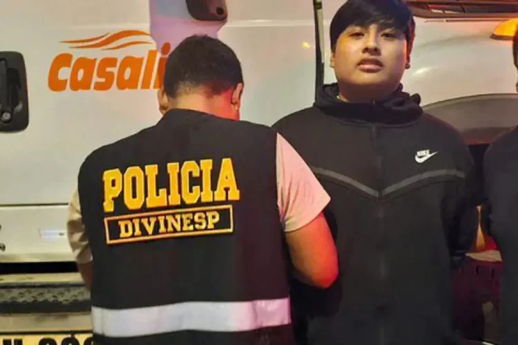 Agentes de policía peruanos en el arresto a Pequeño J en Pucusana, Perú. Foto: AFP
