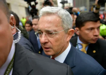 Un tribunal eliminó la condena contra expresidente Álvaro Uribe/AFP