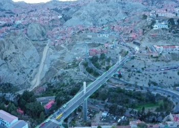 Luego del megadeslizamiento, ocurfrido en abril de 2019 se restableció la circulación por la avenida Libertad y uno de os puentes trillizos. FOTO: GAMLP