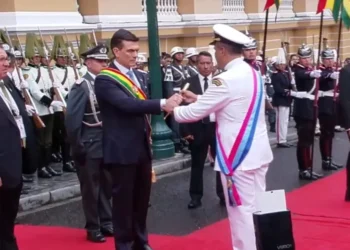 El presidente Rodrigo Paz recibe el bastón de mando de las Fuerzas Armadas.