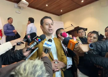 El vicepresidente Edmand Lara es entrevistado por los medios de prensa de Santa Cruz. (Foto: Vicepresidencia)