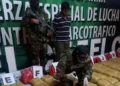 El aprehendido y los paquetes de droga/FELCN