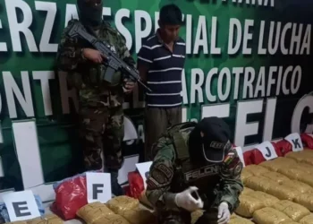 El aprehendido y los paquetes de droga/FELCN