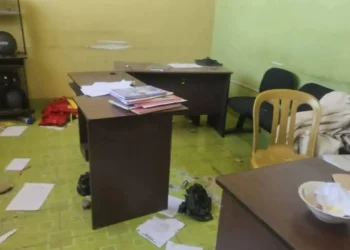 Así quedó una de las oficinas del Comando Regional de la Policía de Patacamaya. FOTO: RRSS