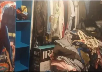 Los delincuentes abrieron y buscaron en todos los roperos y muebles/Captura de video
