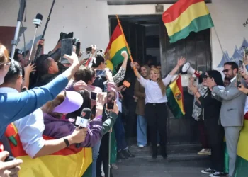 La expresidente Jeanine Áñez deja la cárcel de Miraflores de La Paz.
