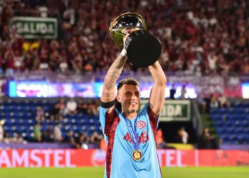 El portero del Lanús, Nahuel Losada, levanta el trofeo tras ganar la final de la Copa Sudamericana 2025. (FOTO: Club Atlético Lanús)