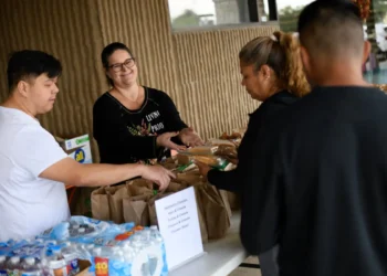 Muchas personas canjean cupones por comida/AFP