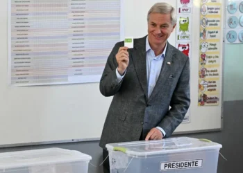 José Antonio Kast antes de emitir su voto/AFP