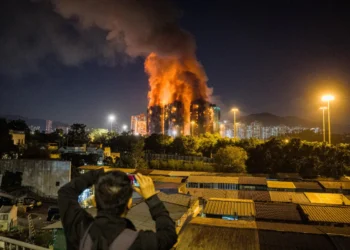 El fuego aún no fue controlado/AFP