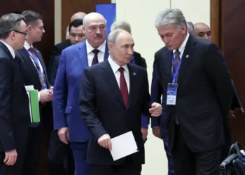 Vladímir Putin, interactúa con el portavoz del Kremlin, Dmitri Peskov/AFP