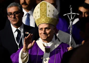 El Papa León XIV saluda a la multitud durante una misa en el Volkswagen Arena/AFP