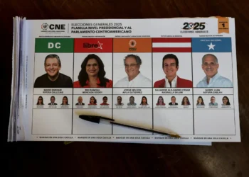 Una boleta se muestra en una mesa en un centro de votación/AFP