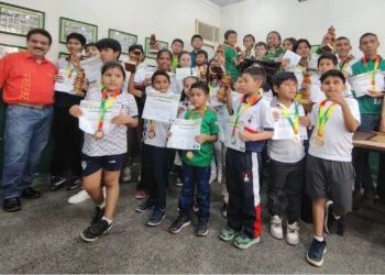 Foto de los premiados. (FOTO: Federación Boliviana de Ajedrez)