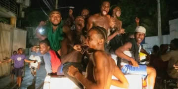 Aficionados haitianos celebran en las calles de Puerto Príncipe la clasificación de su selección para el Mundial 2026. (FOTO: AFP)