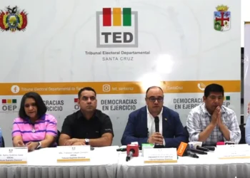 Sala plena del TSE brinda una conferencia de prensa.