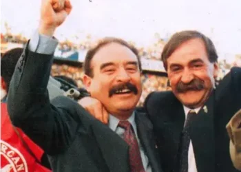 Guido Loayza y Xabier Azkargorta en un festejo tras un triunfo de la Selección Boliviana en La Paz (El Salto a Futuro)