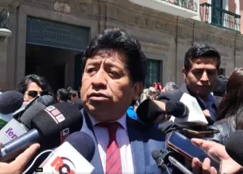 El vicecanciller Elmer Catarina es entrevistado por la prensa.