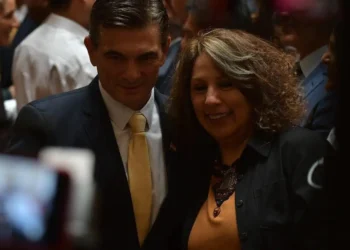 Cinthya Martha Yáñez junto al presidente Rodrigo Paz Pereira. Foto: Taxi Noticias.