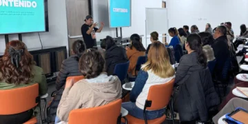 Instructor imparte clase sobre creación de contenido digital a emprendedores en taller de Community Manager organizado por Leaping Frog Academy en Bolivia.