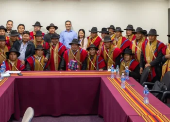 Ponchos Rojos de Omasuyos se reunieron con el ministro Oscar Justiniano. Foto: Ministerio de Desarrollo Productivo.