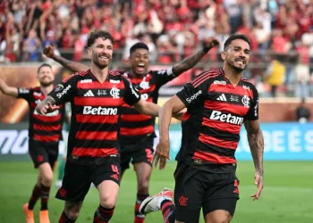 Danilo y sus compañeros del Flamengo celebran la conquista del gol (AFP).