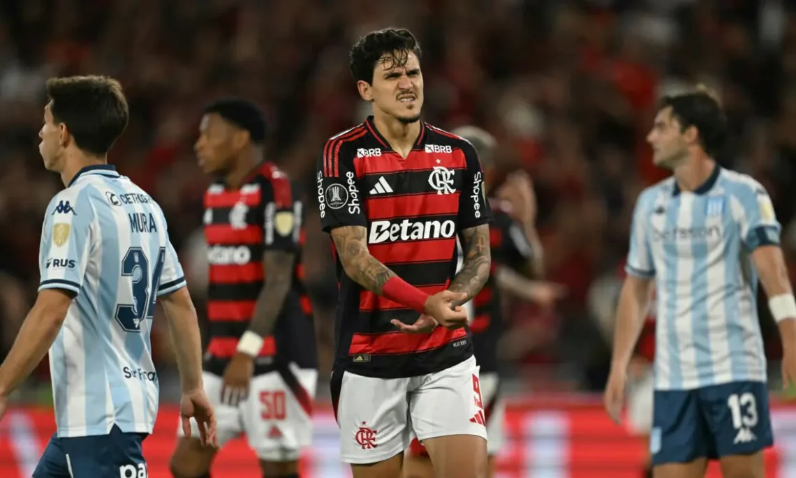 El delantero brasileño Pedro, del Flamengo, en la semifinal de ida de la Copa Libertadores ante Racing de Argentina. (FOTO: AFP)